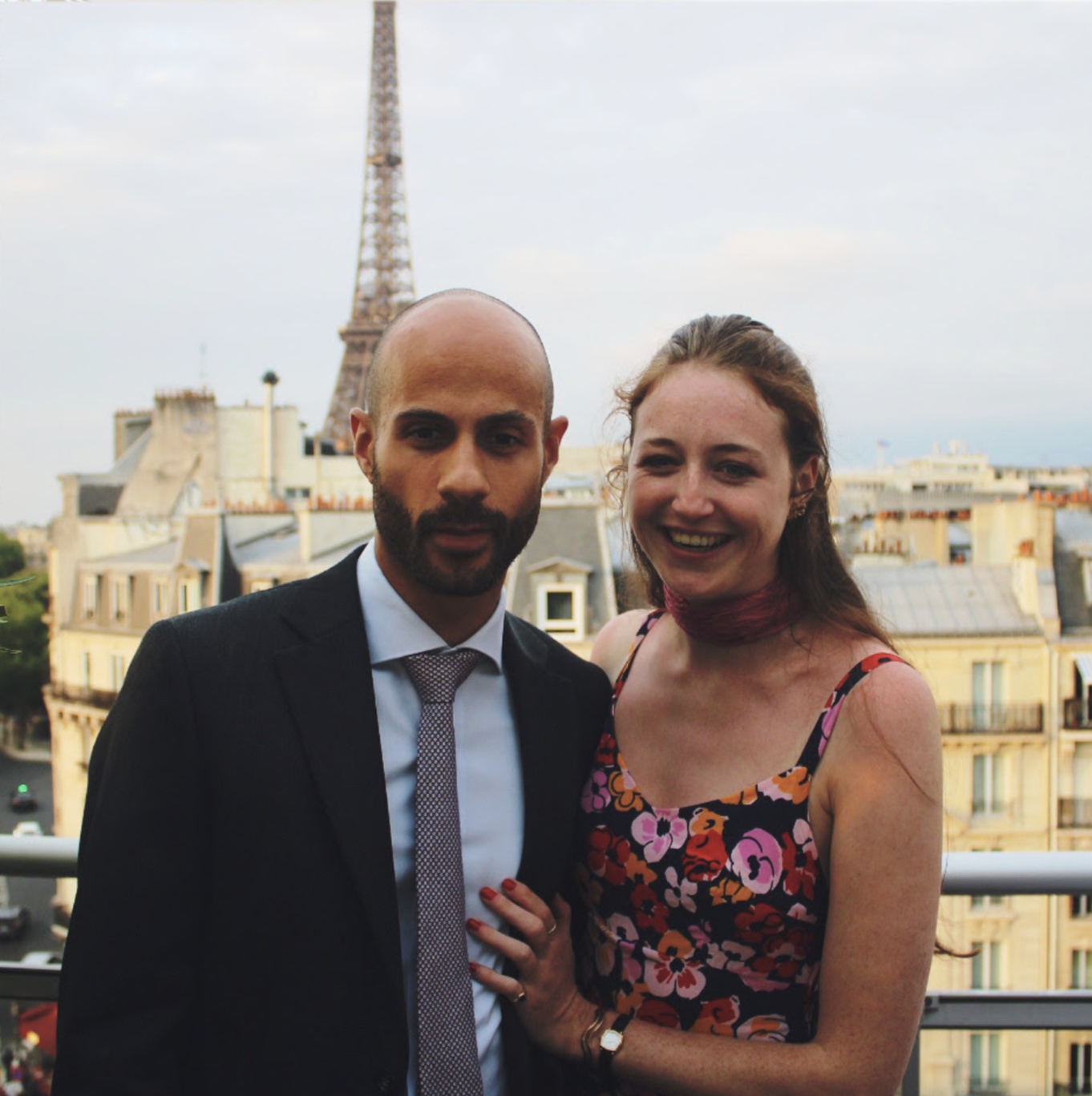 Sacha et Isaure devant la tour Eiffel